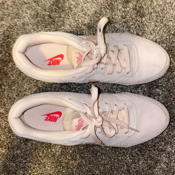 Nike Womens Sneaker - Picture 3 of 3